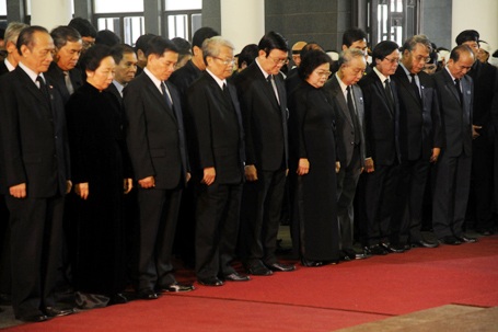 Một phút mặc niệm Đại tướng của Chủ tịch nước Trương Tấn Sang và đoàn đại biểu Nhà nước.