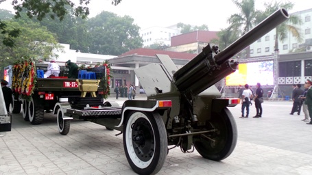 Đoàn xe tiêu binh di chuyển đến nhà Tang lễ Quốc gia.