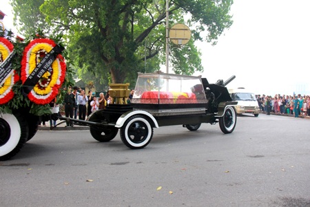 Tại ngã ba Hoàng Văn Thụ (ảnh: Quốc Cường).