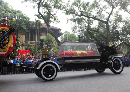 Người dân đứng rất đông nhưng trang nghiêm, nghẹn ngào trước cỗ linh xa (Ảnh: Việt Hưng).