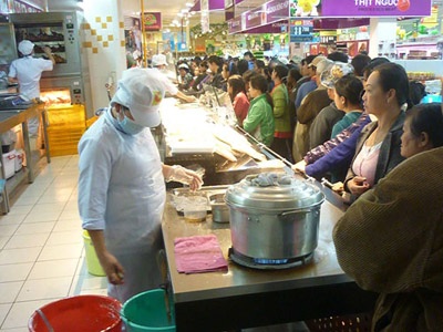 Kiên nhẫn xếp hàng chờ suốt cả giờ đồng hồ để được mua 1kg gà quay