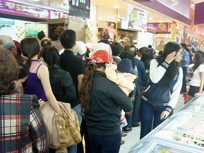 Kiên nhẫn xếp hàng chờ suốt cả giờ đồng hồ để được mua 1kg gà quay