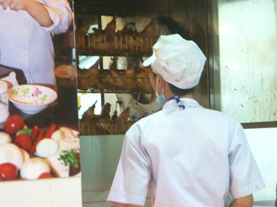 Hai lò nướng gà 1 tiếng cho ra lò 60 con trong khi người chờ mua đã lên đến vài trăm