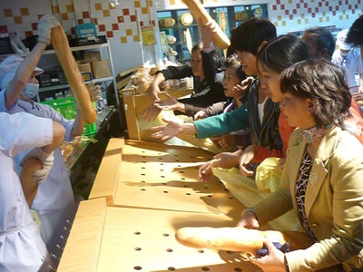 Chen lấn mua bánh mì