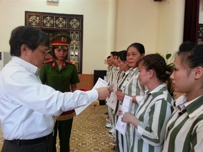 Ông Nguyễn Quang Thắng trao quyết định đặc xá cho các phạm nhân.