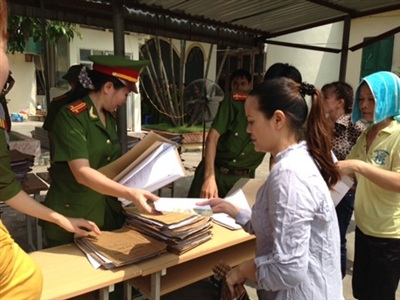 Hoàn tất các thủ tục đặc xá, tha tù.