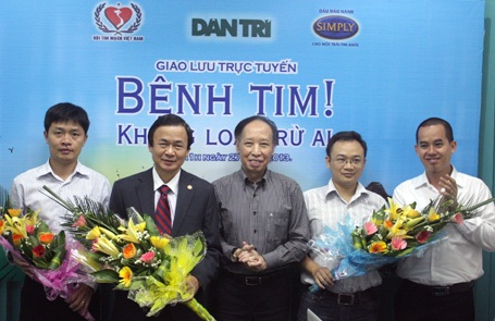 Tổng Biên tập báo điện tử Dân trí tặng hoa các khách mời tham gia giao lưu.