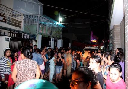 Một phụ nữ bị xiết cổ đến chết, cho đầu vào thùng xốp - 2 Người dân hiếu kỳ tập trung chứng kiến công tác khám nghiệm