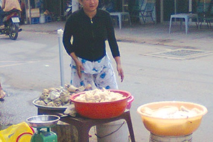 Lật tẩy thủ đoạn “hô biến” nội tạng thối thành món đặc sản - 3 Phát hiện phóng viên ghi hình, người bán chuẩn bị bưng mâm nội tạng chạy.
