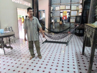 Trộm khiêng bộ trường kỷ cổ bạc tỉ giữa đêm - 1 Ông Đường chỉ vị trí đặt bộ trường kỷ