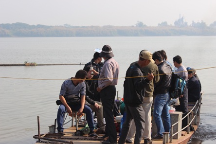 Các nhà khoa học tìm kiếm thi thể chị Huyền dưới sông Hồng, nhưng không thấy.