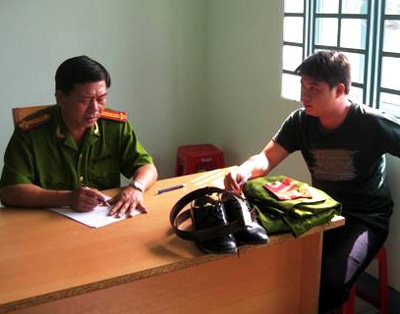 Giả công an để nhậu, có "em út" miễn phí - 1 Phạm Quốc Chí và tang vật