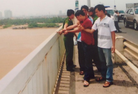 Những kỳ án sông Hồng - 1 Thực nghiệm hiện trường vụ Trần Văn Lâm ném vợ xuống cầu Thăng Long.
