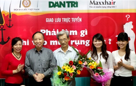 Đang giao lưu trực tuyến “Phải làm gì khi mùa rụng tóc đến?”