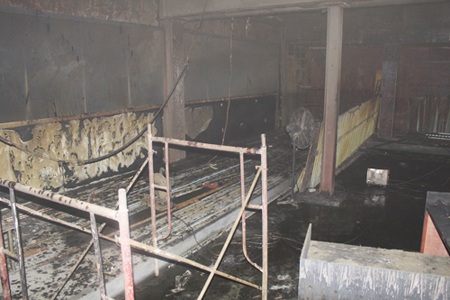 Bên trong tòa nhà vẫn nguyên dấu hiệu của hoạt động thi công, sửa chữa (ảnh: NQ).