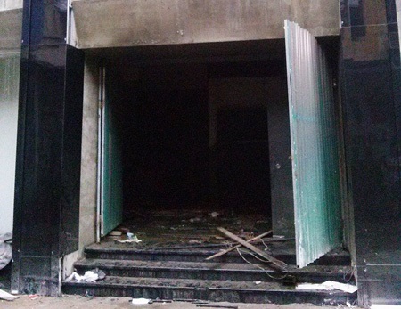 Bên trong tòa nhà vẫn nguyên dấu hiệu của hoạt động thi công, sửa chữa (ảnh: NQ).