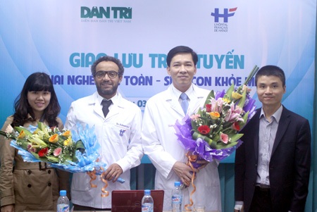 Sinh con khỏe mạnh: Cần chăm chút cả quá trình! - 1 Đang giao lưu trực tuyến “Thai nghén an toàn - sinh con khỏe mạnh”