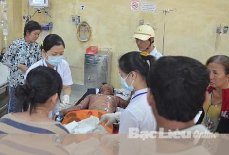 Công nhân điện lực “bốc cháy” trên cột điện - 1 Công nhân điện lực “bốc cháy” trên cột điện