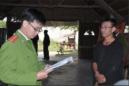 Nhà chủ quán nhậu trữ toàn súng, đạn - 1 Đối tượng Mã Trường nghe đọc lệnh bắt giữ