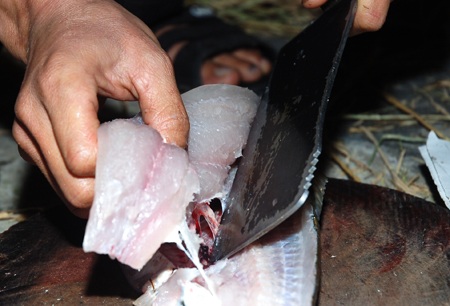 Lọc cá là công đoạn tốn thời gian nhất. Cá làm sạch, lau khô và chỉ được lấy phần thịt.