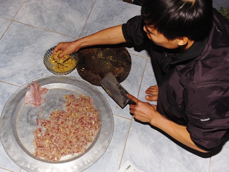 Tương tự như nem thịt lợn sống, gỏi cá có thể trộn thính hoặc không, tùy theo khẩu vị người ăn.