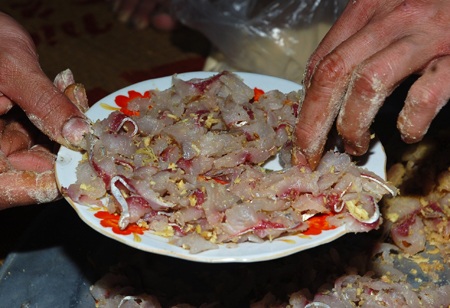 Món cá nhìn đã bớt “kinh dị” hơn khi phủ đầy bột thính.