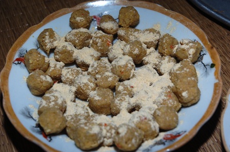 Người bạo ăn có thể xơi cả món nem viên (xương và thịt cá vụn băm trộn thính).