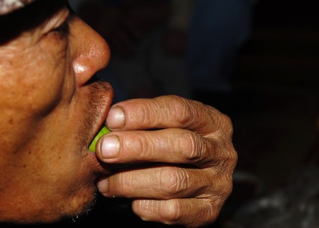 Và thưởng thức. Dĩ nhiên, một chút rượu sẽ càng phù hợp với món ăn nhạy cảm này.