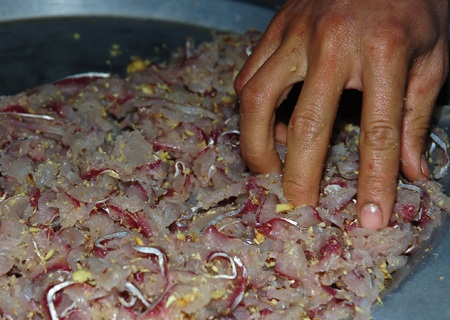 Gia vị được trộn đều.