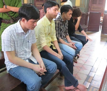Ngày tàn của một gã giang hồ - 1 Long “Thanh” (thứ hai từ trái sang) tại phiên tòa phúc thẩm.
