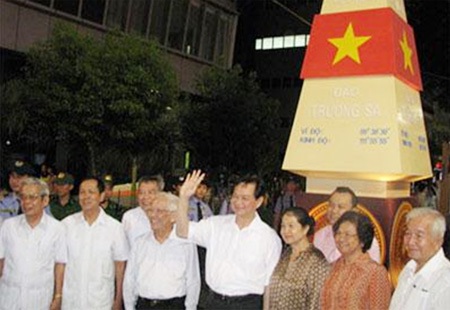 Thủ tướng Nguyễn Tấn Dũng dạo phố đón Xuân cùng người dân TPHCM - 1 Thủ tướng Nguyễn Tấn Dũng dạo phố đón Xuân cùng người dân TPHCM