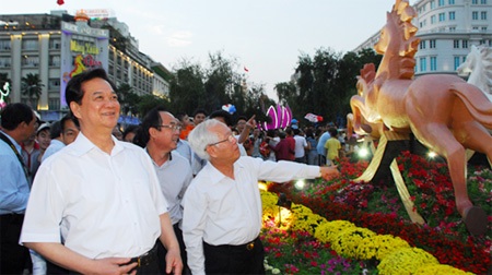 Thủ tướng Nguyễn Tấn Dũng dạo phố đón Xuân cùng người dân TPHCM - 3 Thủ tướng thăm khu vực trưng bày sách về Đại tướng Võ Nguyên Giáp.