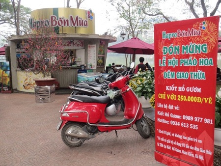 Hà Nội: Giảm giá, vé xem pháo hoa đêm giao thừa vẫn ế - 1 Hà Nội: Giảm giá, vé xem pháo hoa đêm giao thừa vẫn ế