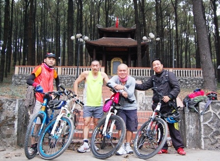 Các thành viên CLB xe đạp Hạ Long đạp cùng anh Hải đết hết địa phân Quảng Ninh