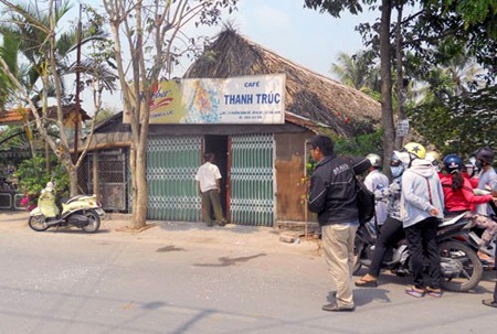 Truy bắt nghi can đâm chết thiếu nữ trong quán cà phê - 1 Hiện trường vụ việc