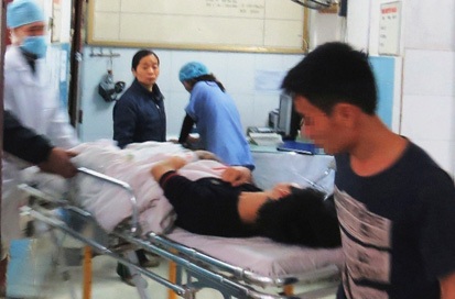 Thanh niên tự tay cắt “của quý” vì... đập đá - 1 Nạn nhân B được các bác sỹ cấp cứu tại Bệnh viện hữu nghị Việt Tiệp Hải Phòng