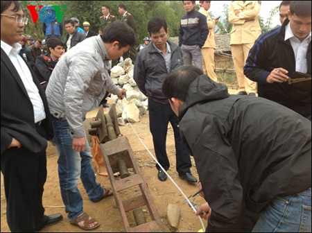 Kiểm tra hiện trường tìm nguyên nhân gây sập cầu