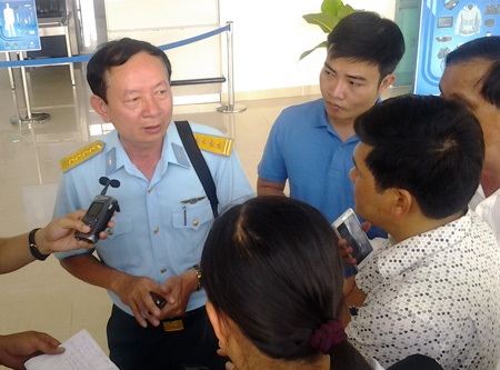Đại tá Trần Văn Lâm trao đổi với các phóng viên tại sân bay Cà Mau (ảnh: Huỳnh Hải).