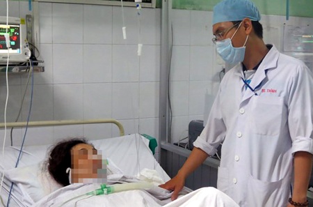 Tiểu thương tranh khách, bị đâm thấu tim - 1 Bệnh nhân đang ổn định sức khỏe sau khi phẫu thuật. Ảnh: L.N