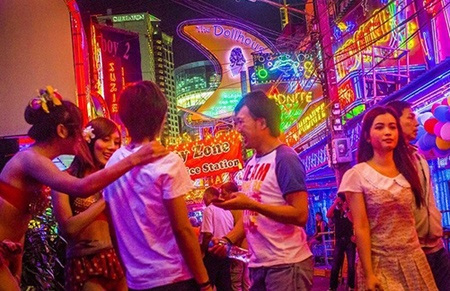 Thân phận gái mại dâm Việt tại Thái Lan - 1 Mại dâm bất hợp pháp và những quán bar “lậu”