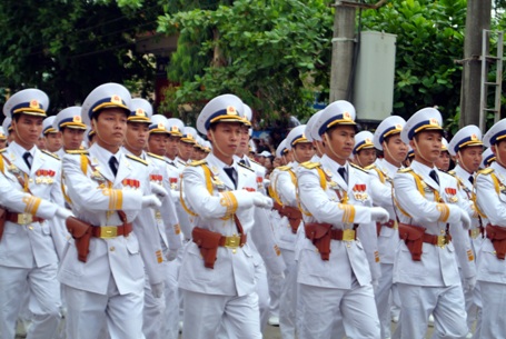 Các đoàn diễu hành từ đường phố tiến vào sân vận động.