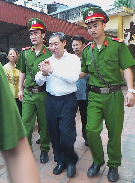 Phúc thẩm Dương Chí Dũng: Thêm tài liệu mới từ Nga, dừng tòa để xem xét - 1 Dương Chí Dũng, Mai Văn Phúc thảnh thơi rời tòa.