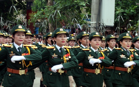 Các đoàn diễu hành từ đường phố tiến vào sân vận động. 