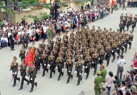 Các đoàn diễu hành từ đường phố tiến vào sân vận động. 