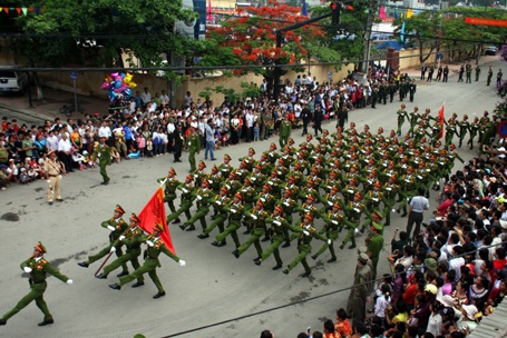 Các đoàn diễu hành từ đường phố tiến vào sân vận động. 