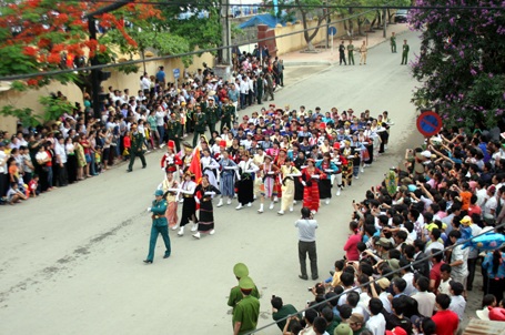 Các đoàn diễu hành từ đường phố tiến vào sân vận động. 
