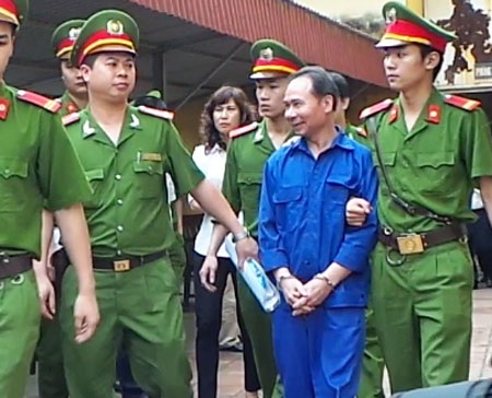 Phúc thẩm Dương Chí Dũng: Thêm tài liệu mới từ Nga, dừng tòa để xem xét - 3 Dương Chí Dũng, Mai Văn Phúc thảnh thơi rời tòa.