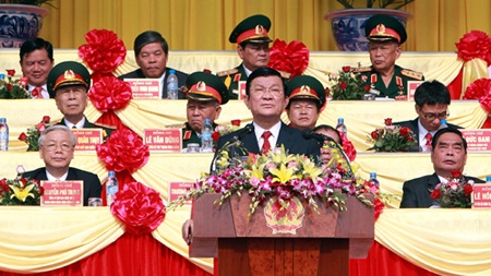 “Điện Biên Phủ là bài học về tinh thần tự cường dân tộc” - 1 Chủ tịch nước Trương Tấn Sang phát biểu trước khi bắt đầu lễ diễu binh (ảnh: TTXVN).