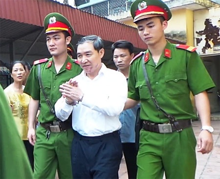 Phúc thẩm Dương Chí Dũng: Thêm tài liệu mới từ Nga, dừng tòa để xem xét - 2 Dương Chí Dũng, Mai Văn Phúc thảnh thơi rời tòa.