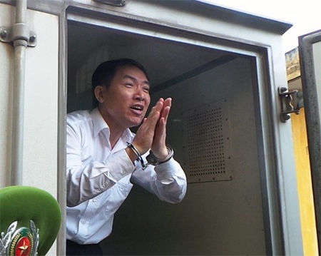 Nụ cười Dương Chí Dũng và cái hôn gió phía sau xe thùng - 7 Vợ bị cáo giơ nắm tay như ra hiệu mừng chiến thắng với chồng.